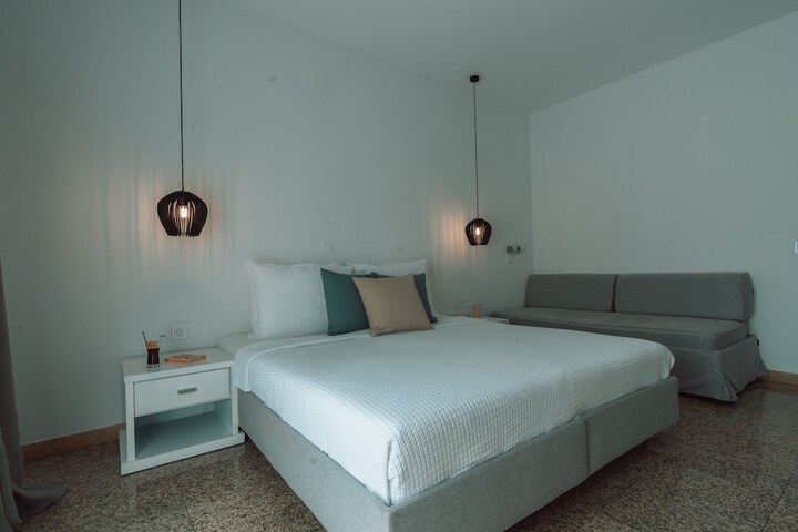Room 22 of 102