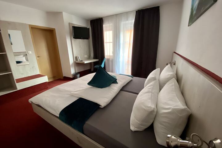 Room 17 of 33