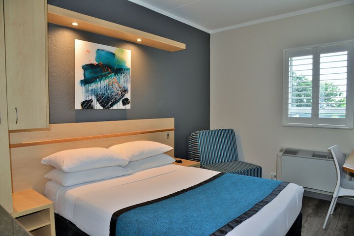 Room 8 of 16