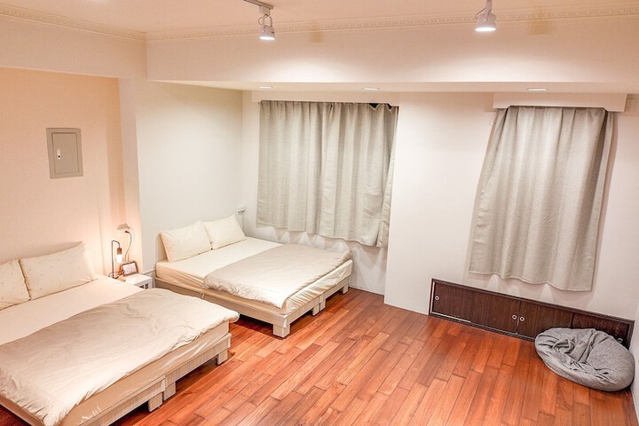 Room 6 of 93