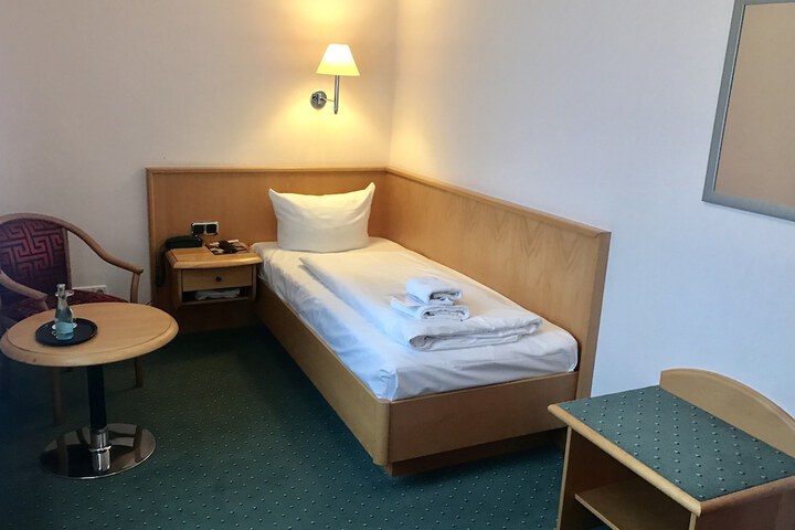 Room 8 of 28