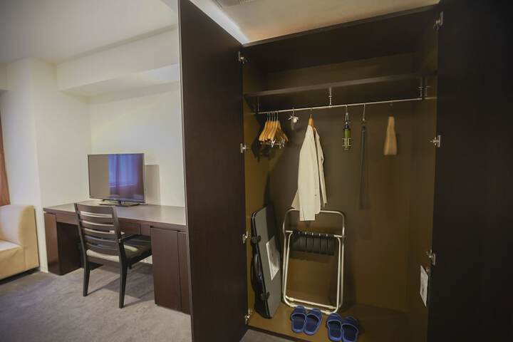 Room 13 of 53