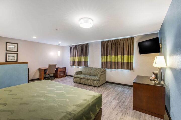 1 King Bed Suite (3 of 5)