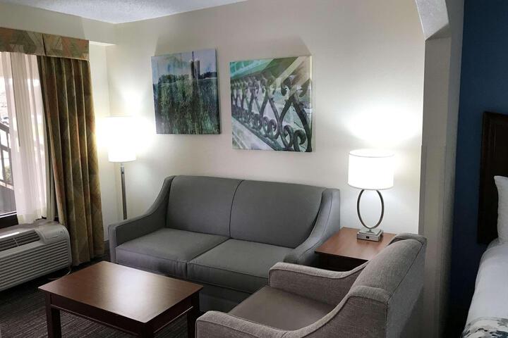 2 Queen Beds High Speed Internet Accessible Microwave and Refrigerator, Coffee Maker Iron and Ironing Board Hairdryer Full Breakfast (2 of 9)
