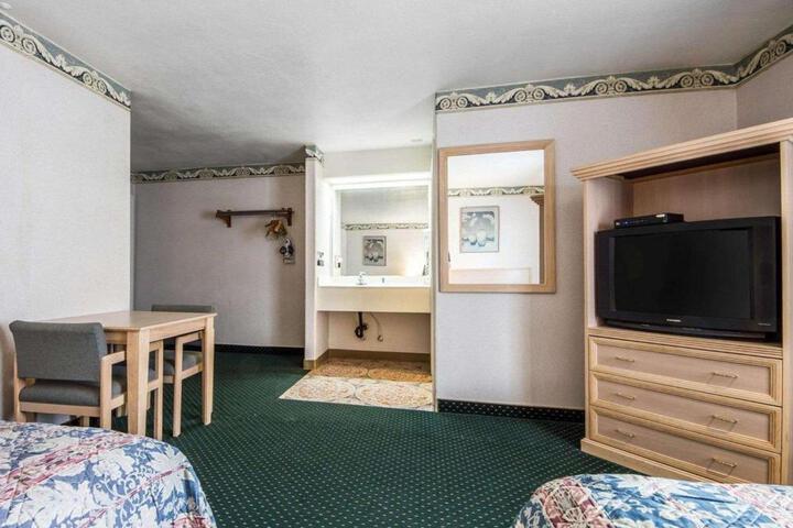 1 Queen Bed (4 of 9)