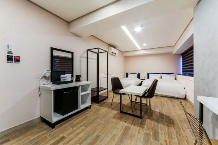 Room 6 of 22