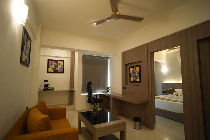 Room 6 of 13