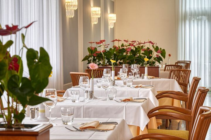 Dining 44 of 81