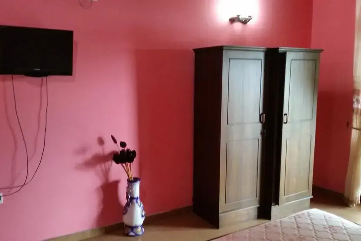 Room 4 of 9