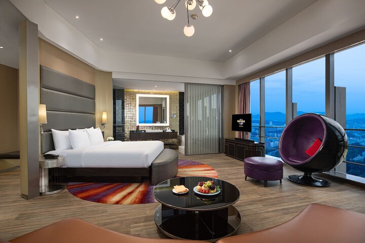 Room 10 of 90