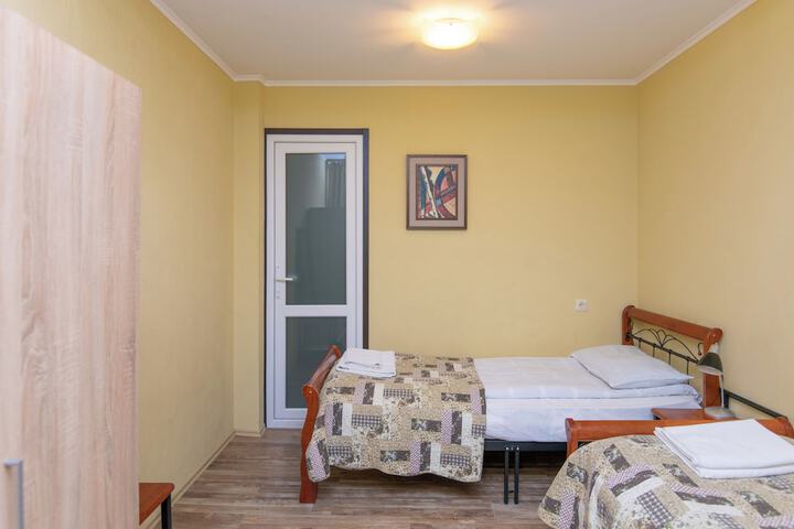 Room 10 of 18