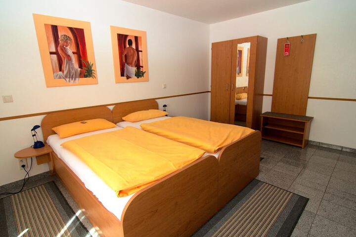 Room 5 of 17