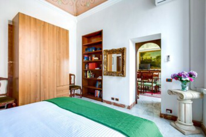 Room 6 of 25