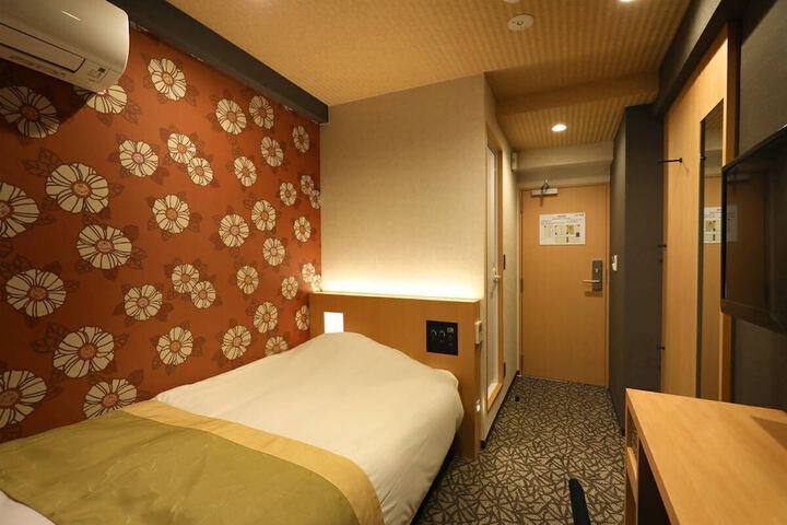 Room 13 of 38