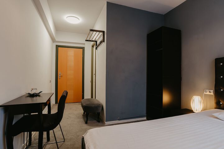 Room 9 of 112