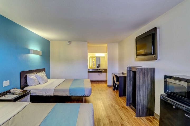 2 Queen Beds (2 of 28)