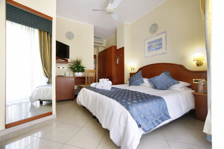 Room 12 of 48