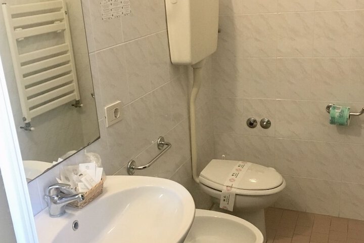 Room 10 of 16