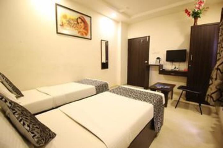 Room 6 of 12