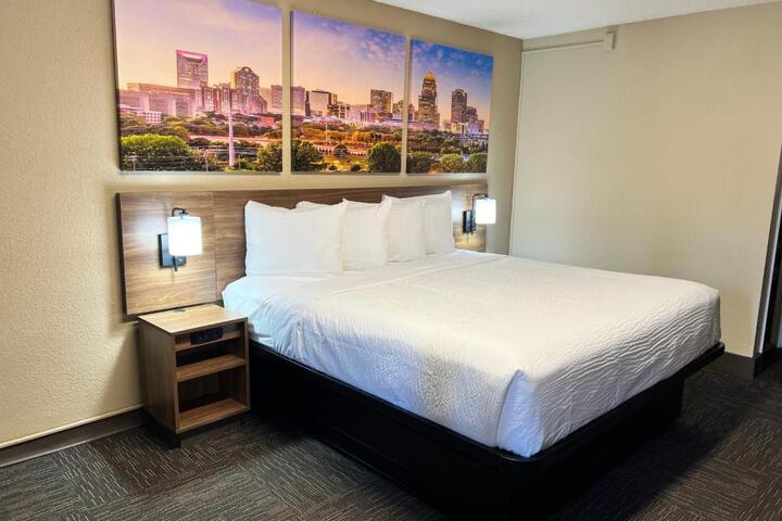 1 Queen Bed (1 of 8)