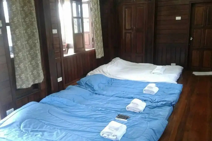 Room 4 of 12