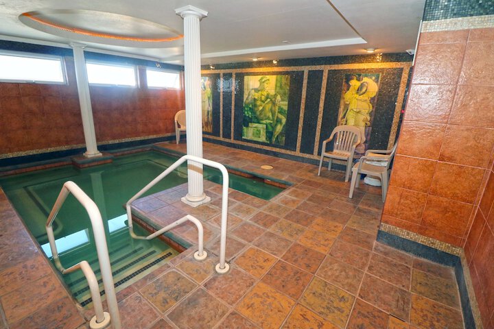 Indoor spa tub