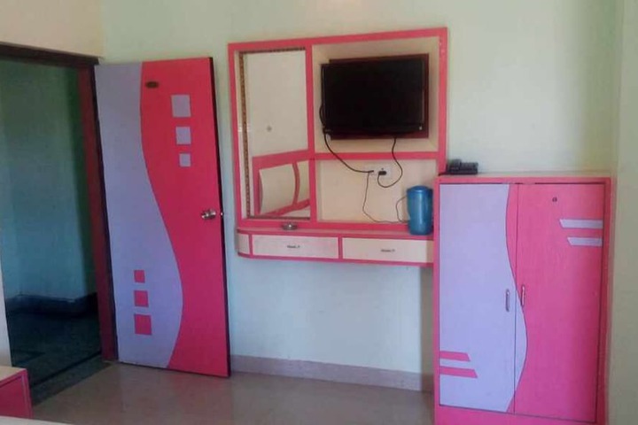 Room 8 of 12
