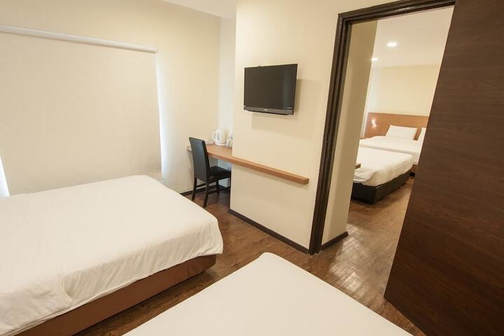 Room 13 of 32