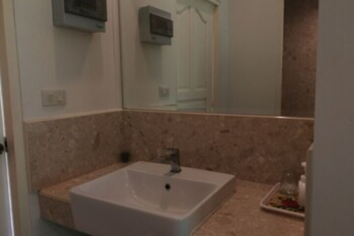 Room 6 of 18