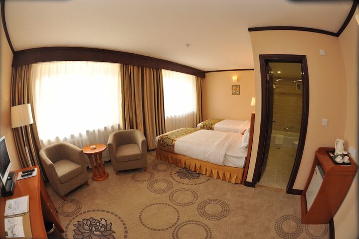 Room 3 of 28