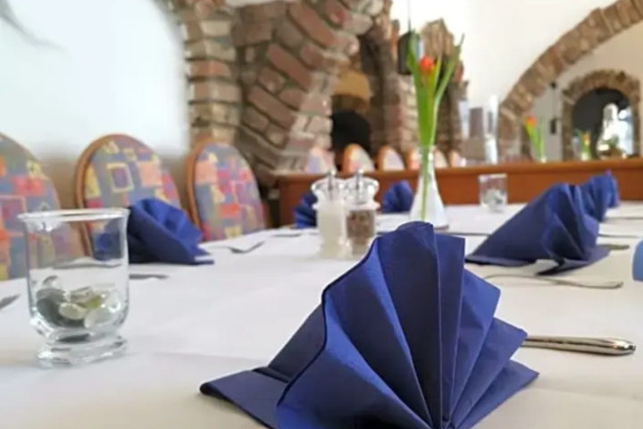 Dining 8 of 9