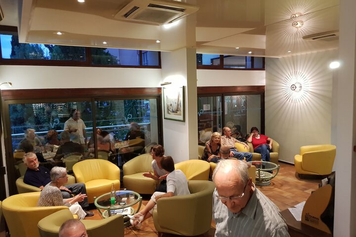 Lounge 32 of 48