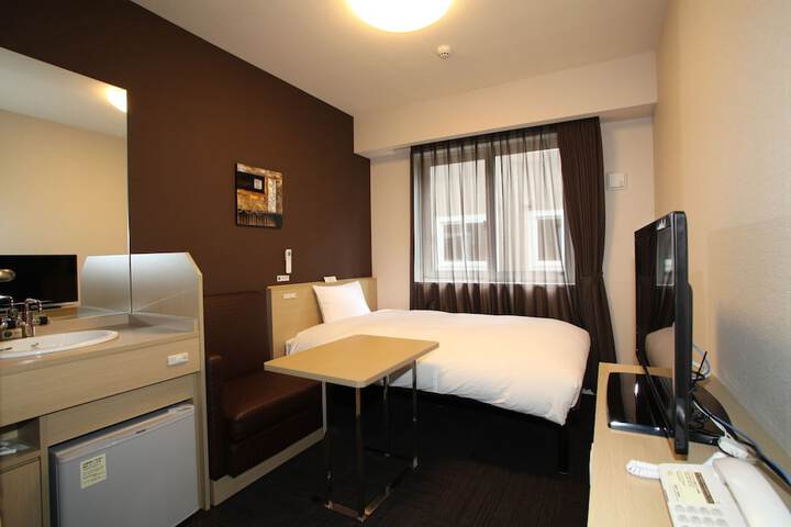Room 4 of 25