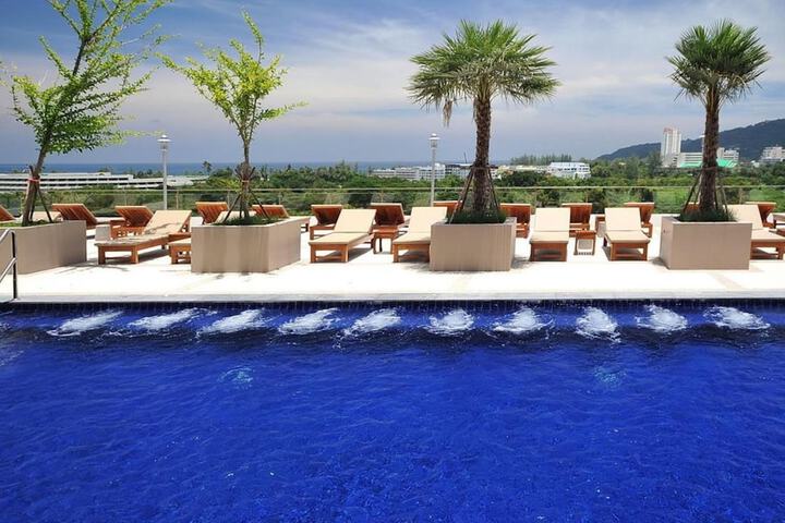 Hotel with Pool