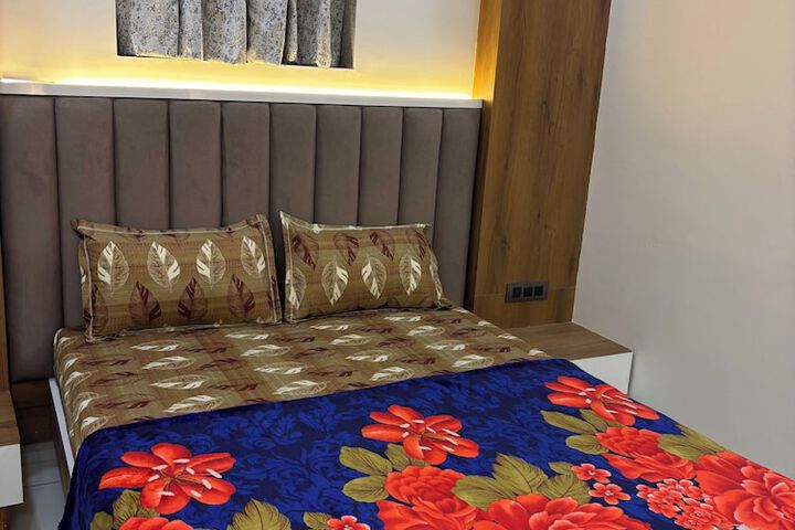 Room 5 of 13