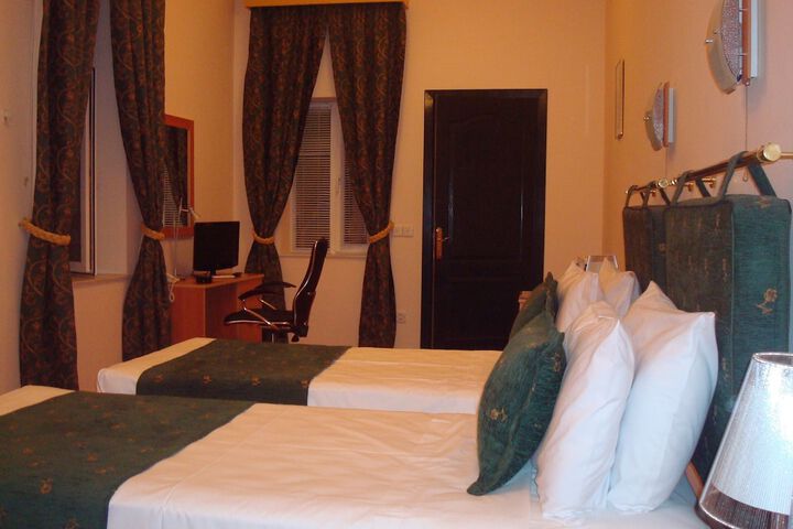 Room 4 of 79