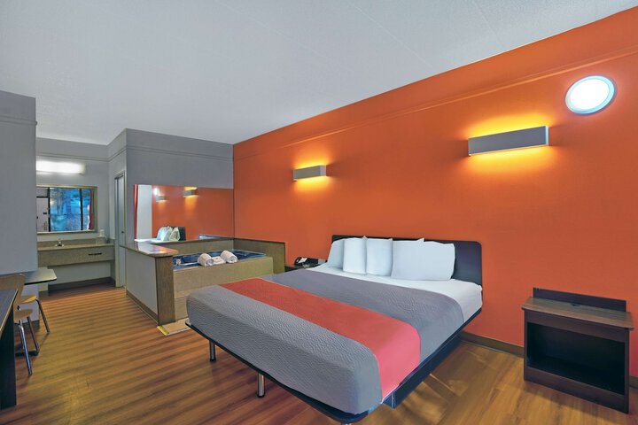 1 King Bed (7 of 17)