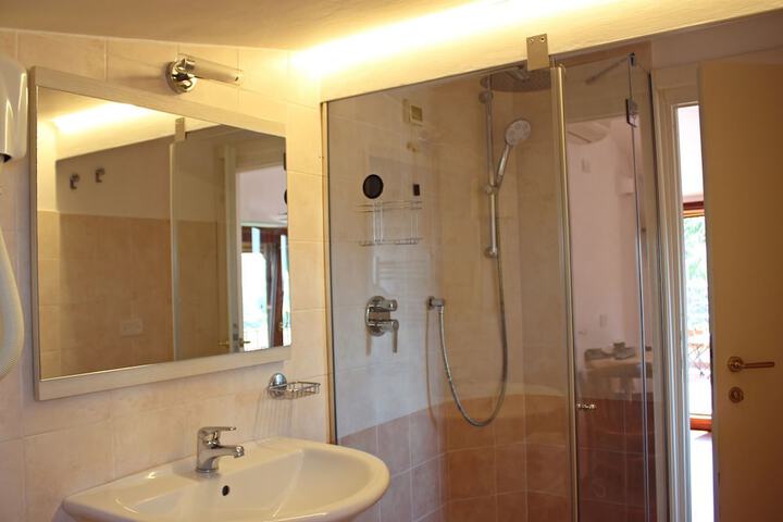 Room 32 of 48