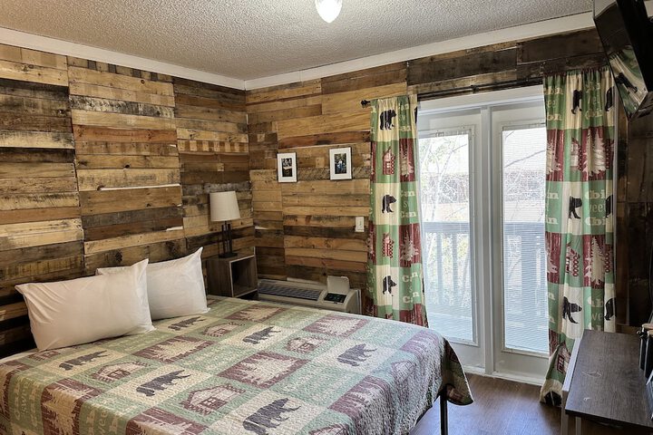 1 Queen Bed (1 of 24)