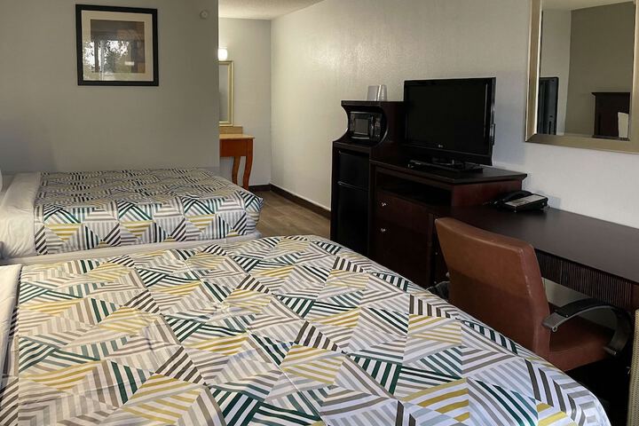 2 Queen Beds Micfridge (2 of 7)