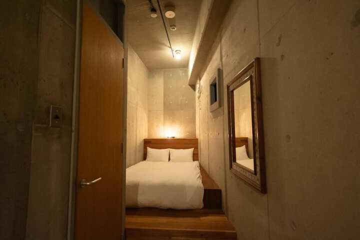 Room 4 of 100