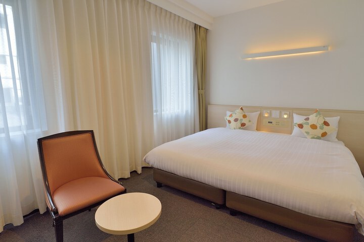 Room 6 of 32