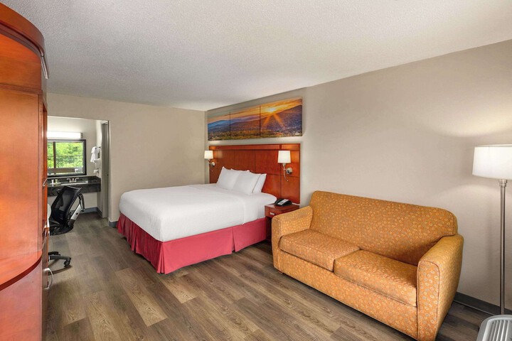 1 King Bed (4 of 4)