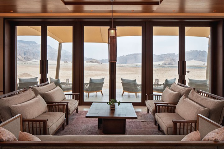 Lounge 52 of 61