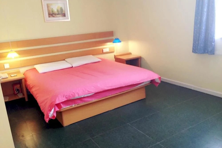 Room 3 of 10