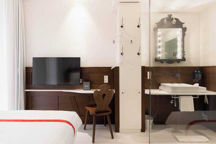 Room 43 of 127