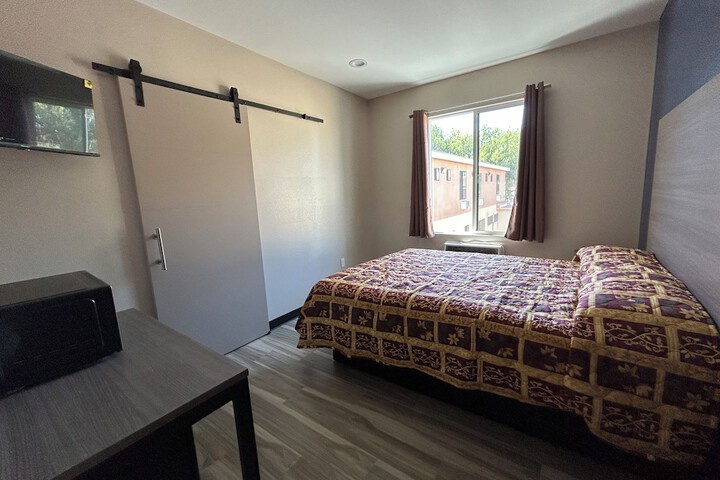 Single Queen Bed (1 of 7)