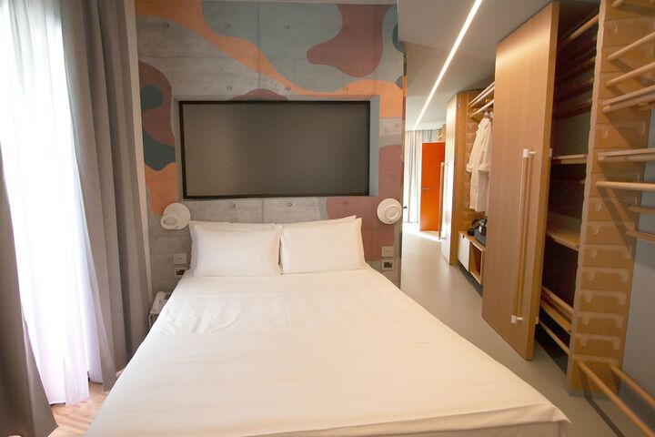 Room 8 of 127