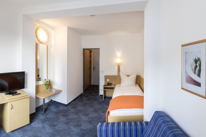 Room 11 of 36