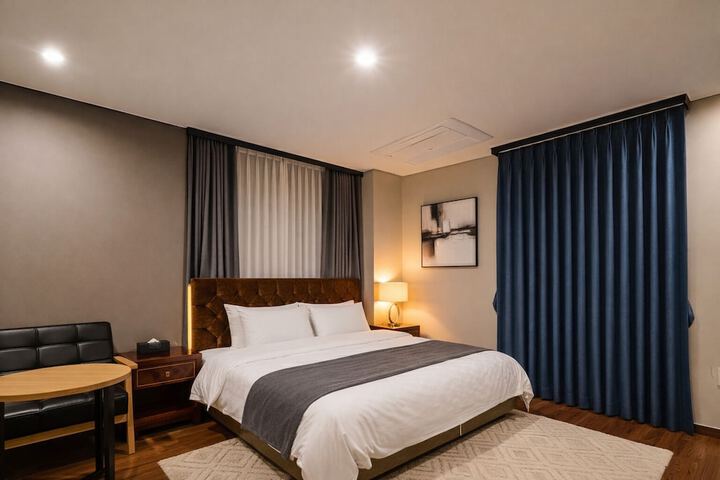 Room 9 of 18